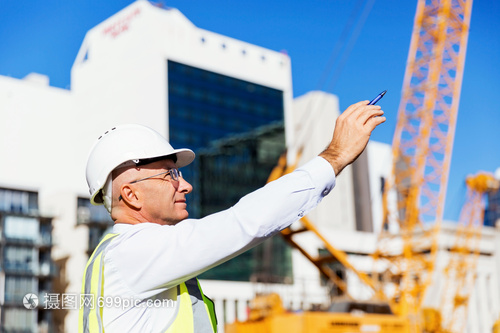 建筑工地的工程師建設者建筑工程師施工場景穿著安全背心