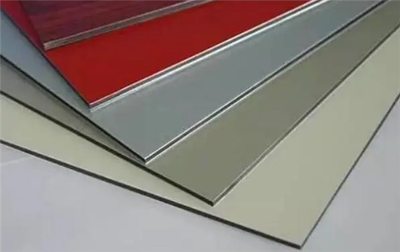 鋁塑板的材料性質與金屬建筑裝飾制造應用解析
